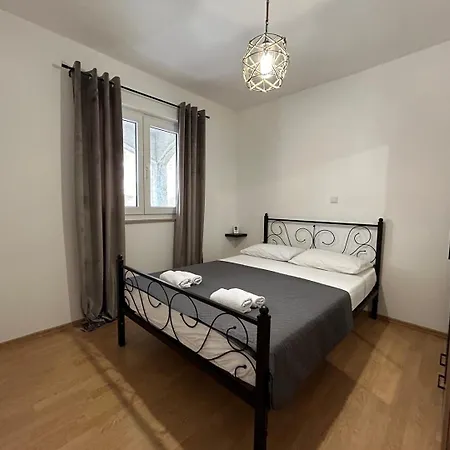 Anchor In Near Omis Apartman *